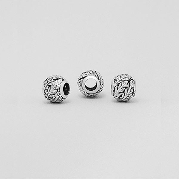 Srebrni obesek iz majhnih peres