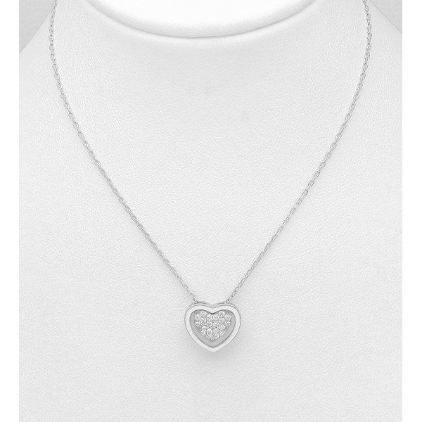Srebrna ogrlica s srčkom okrašena s cirkoniji