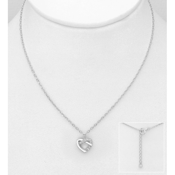 Srebrna ogrlica z obeskom v obliki zanke srčka okrašenim s cirkoniji