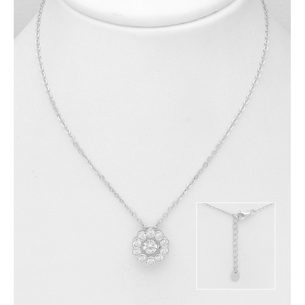 Srebrna ogrlica z okroglim obeskom okrašenim s cirkoniji