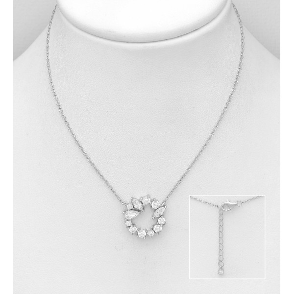 Srebrna ogrlica z okroglim obeskom okrašenim s cirkoniji