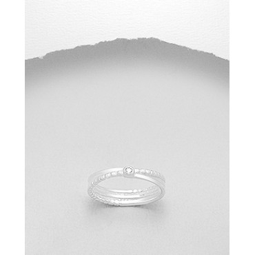 Srebrni prstan okrašen s cirkoniji