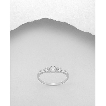 Srebrni prstan okrašen s cirkoniji